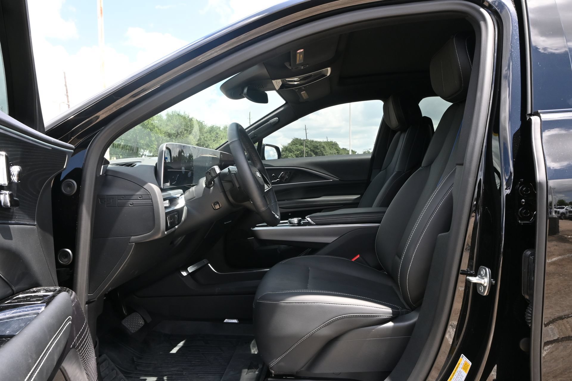 Used 2025 Cadillac Lyriq Luxury w/ LPO, Floor Liner Package AWD/4WD image 16
