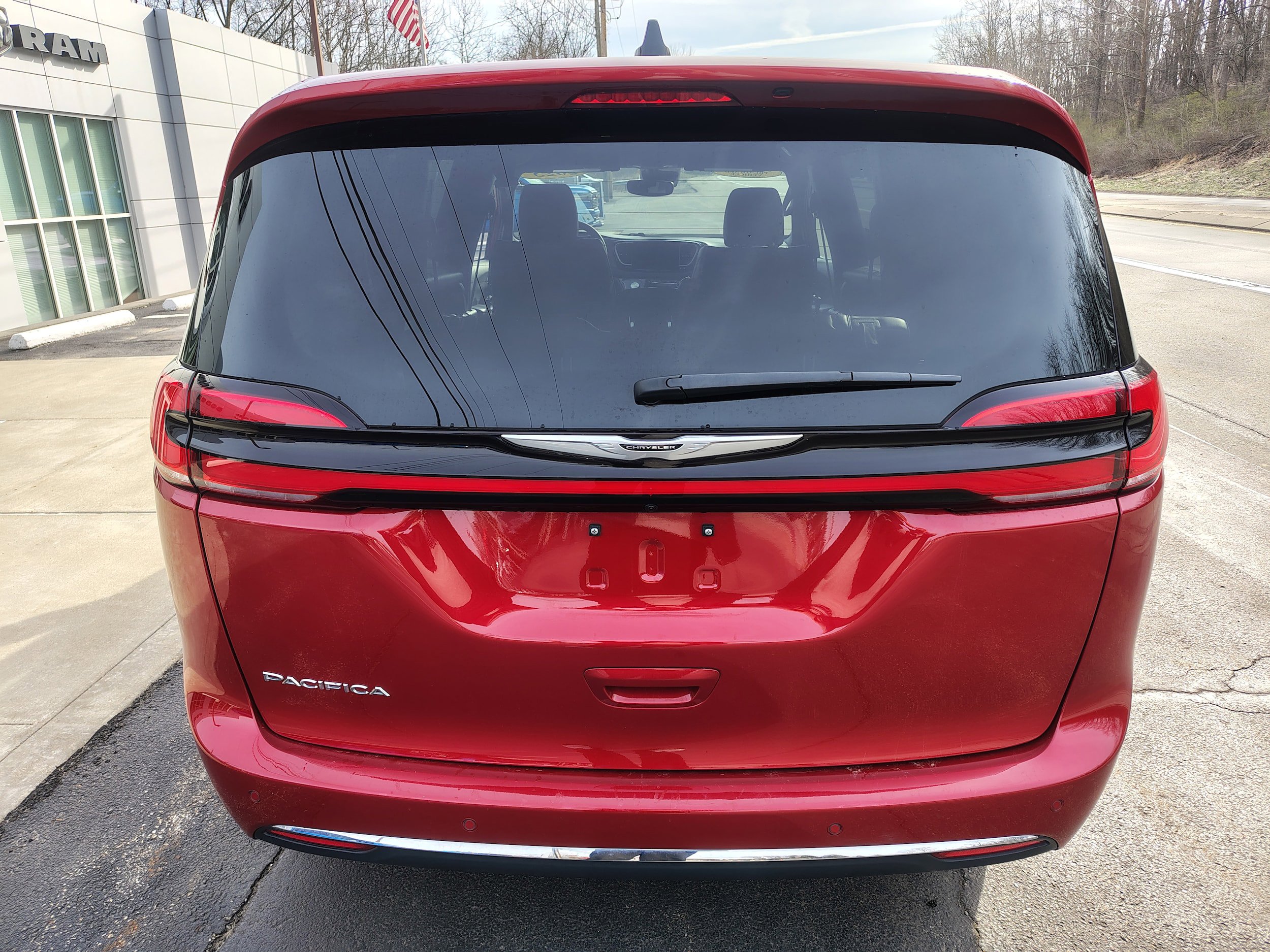 Used 2025 Chrysler Pacifica Select image 8