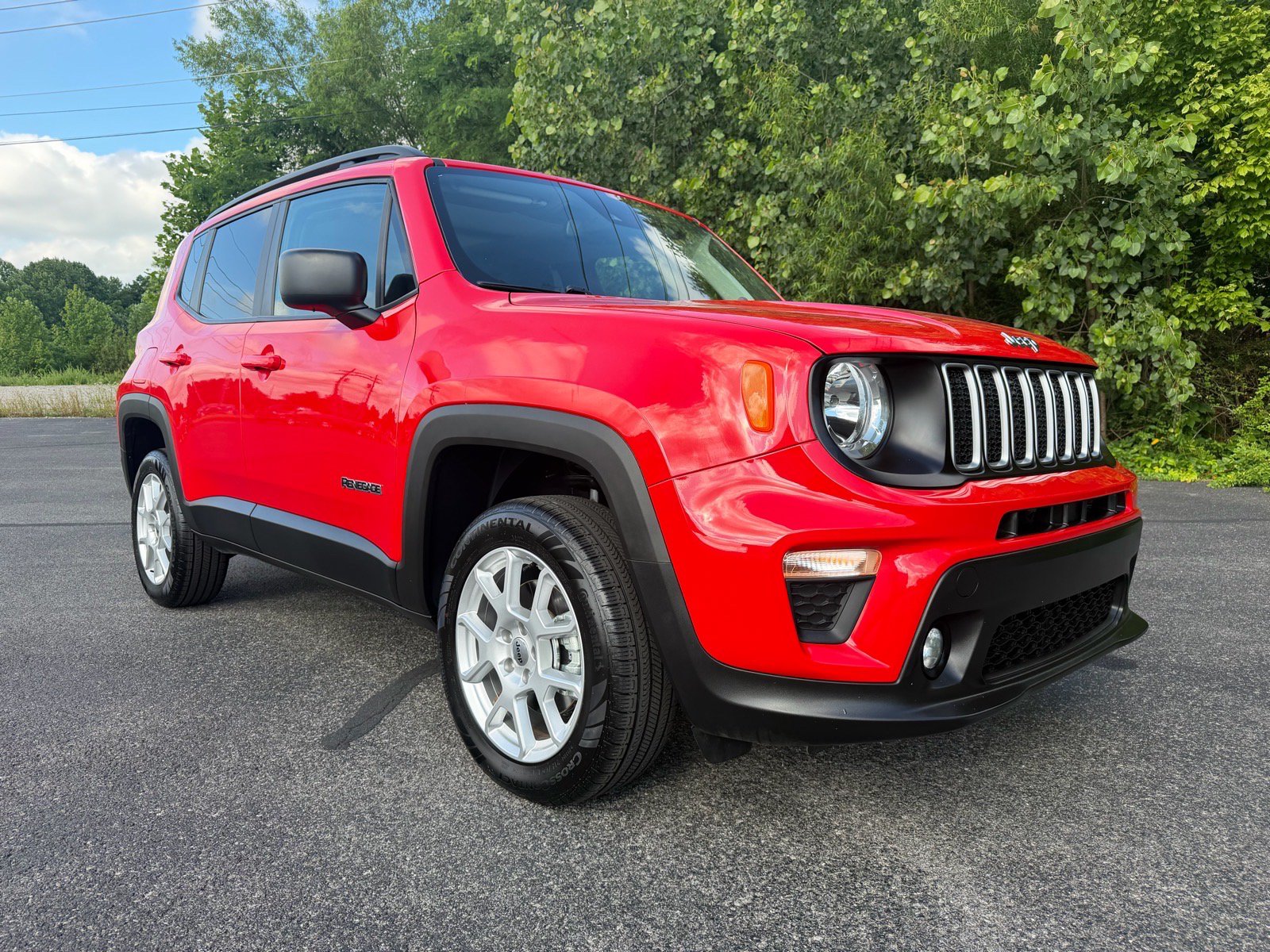 Used 2023 Jeep Renegade Latitude w/ Sun/Sound Group AWD/4WD image 3