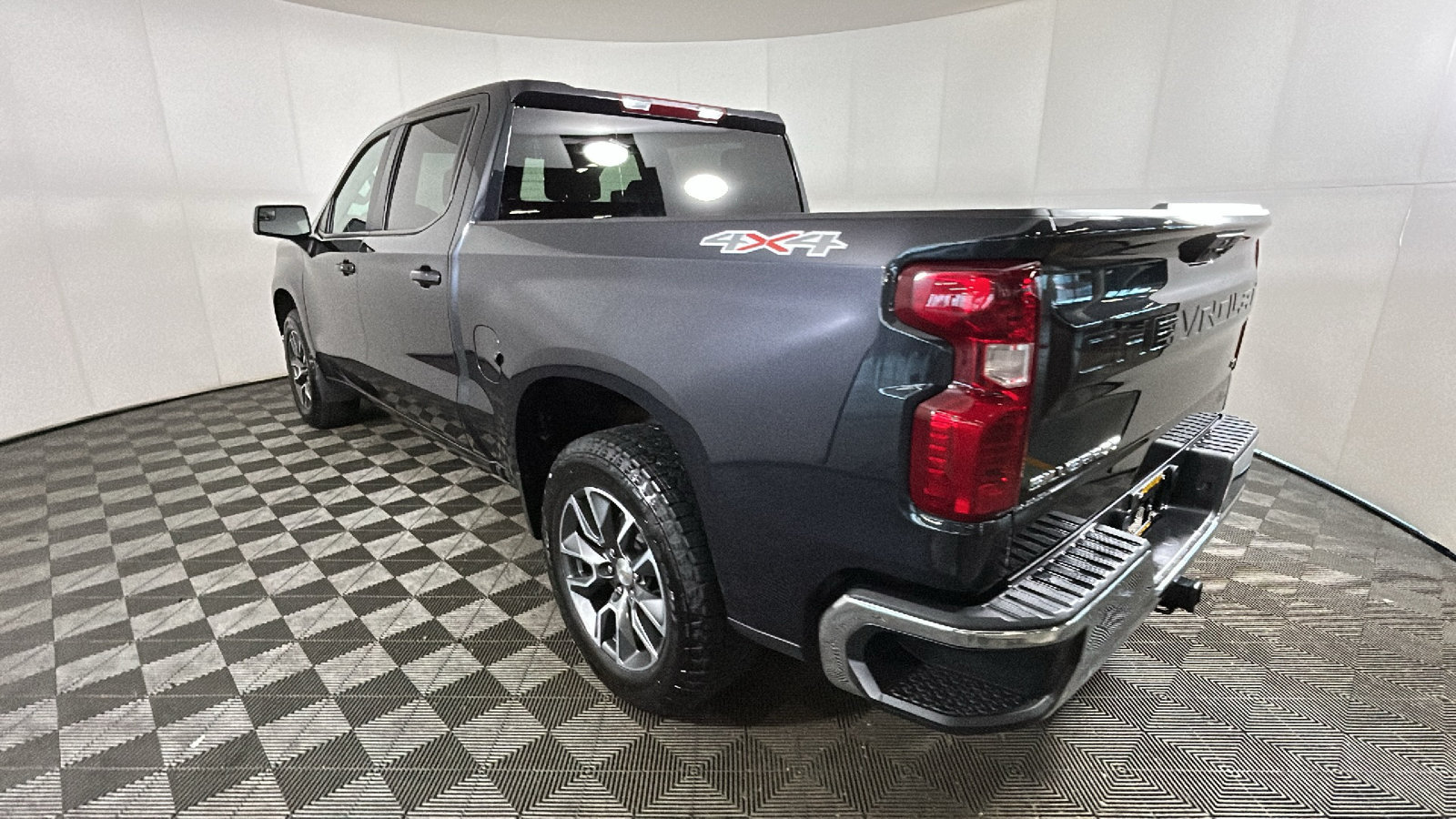 Used 2024 Chevrolet Silverado 1500 LT AWD/4WD image 5