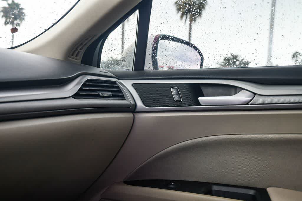 Used 2019 Ford Fusion SE FWD image 19