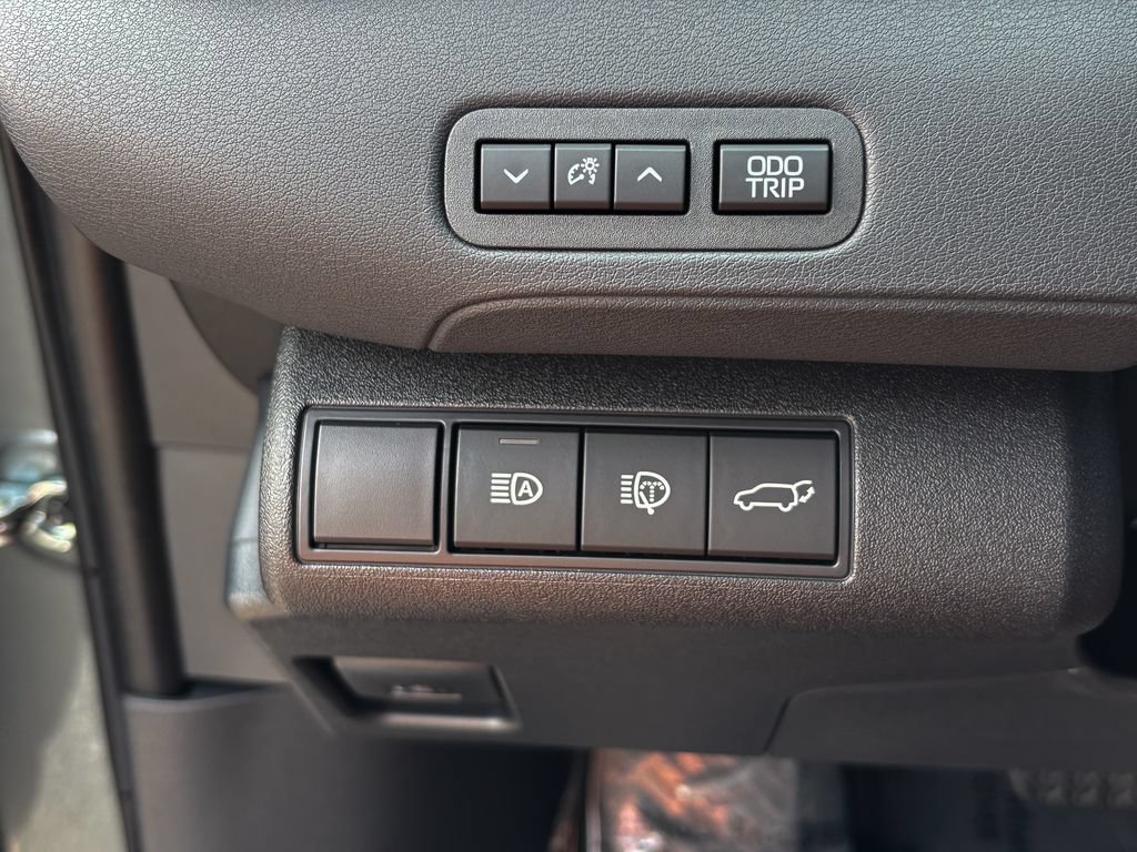 Used 2026 Toyota C-HR AWD/4WD image 33