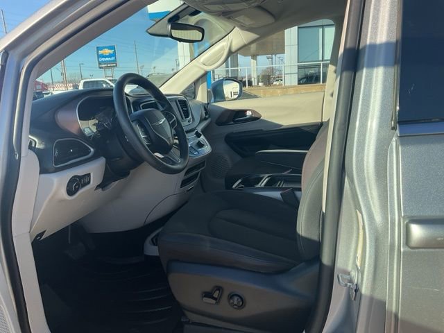 Used 2018 Chrysler Pacifica Touring Plus w/ Tire & Wheel Group image 2