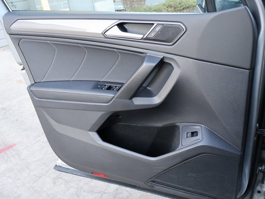 Used 2022 Volkswagen Tiguan SE w/ Panoramic Sunroof Package image 38