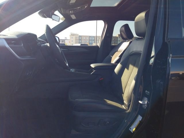 New 2025 Jeep Grand Cherokee Laredo image 3