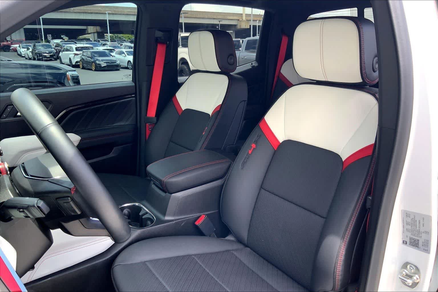 Used 2025 GMC Canyon AT4 w/ AT4X Package AWD/4WD image 11