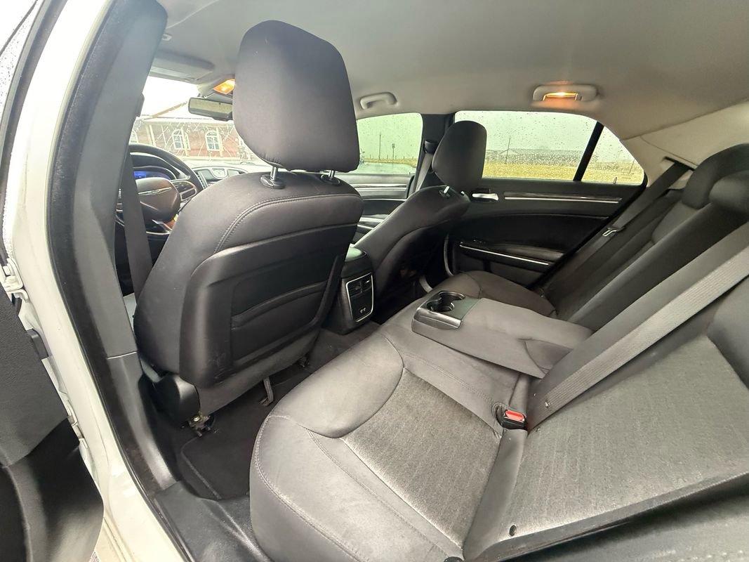 Used 2019 Chrysler 300 Touring w/ Chrome Appearance Package image 11