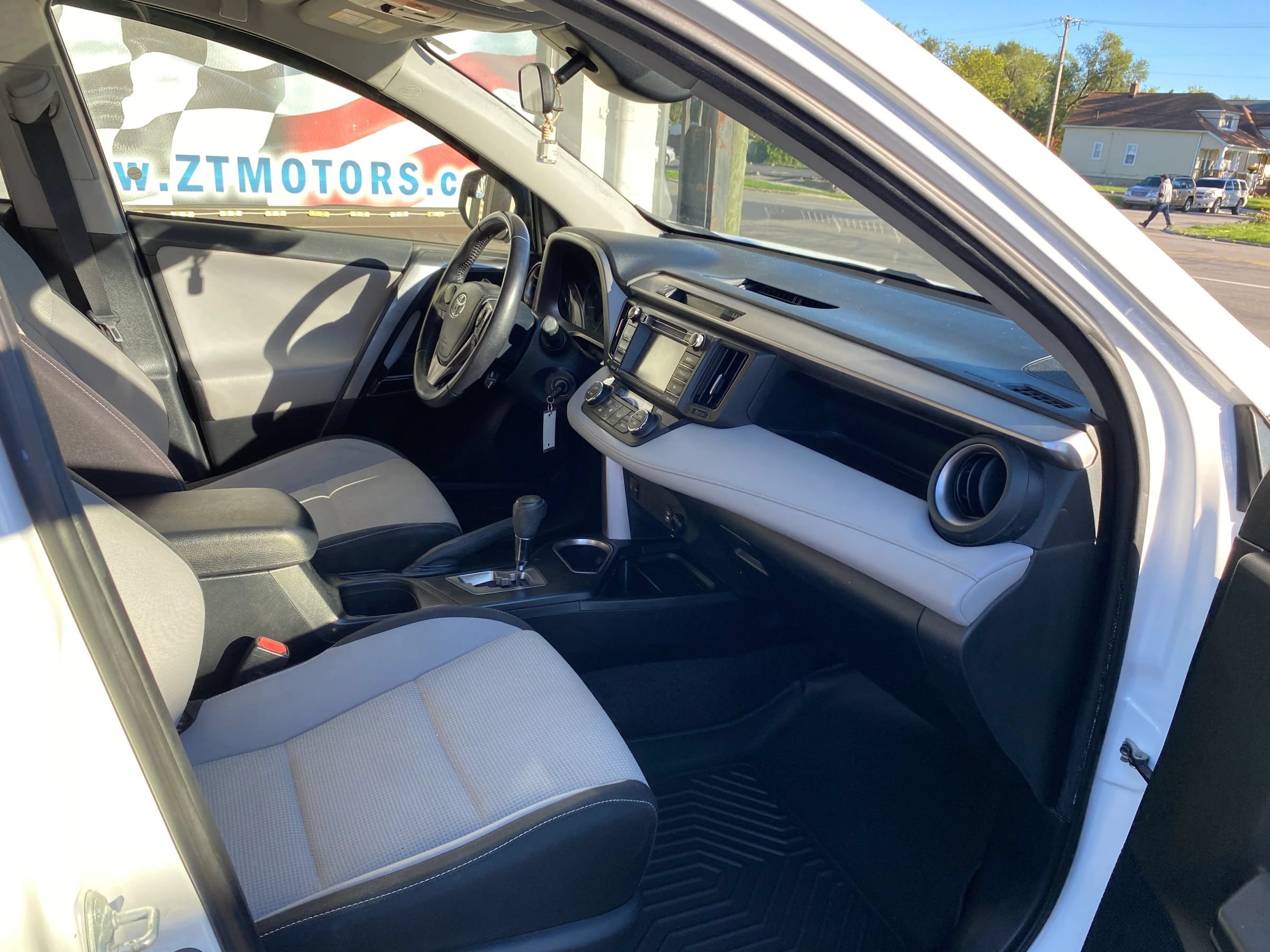 Used 2017 Toyota RAV4 XLE AWD/4WD image 13