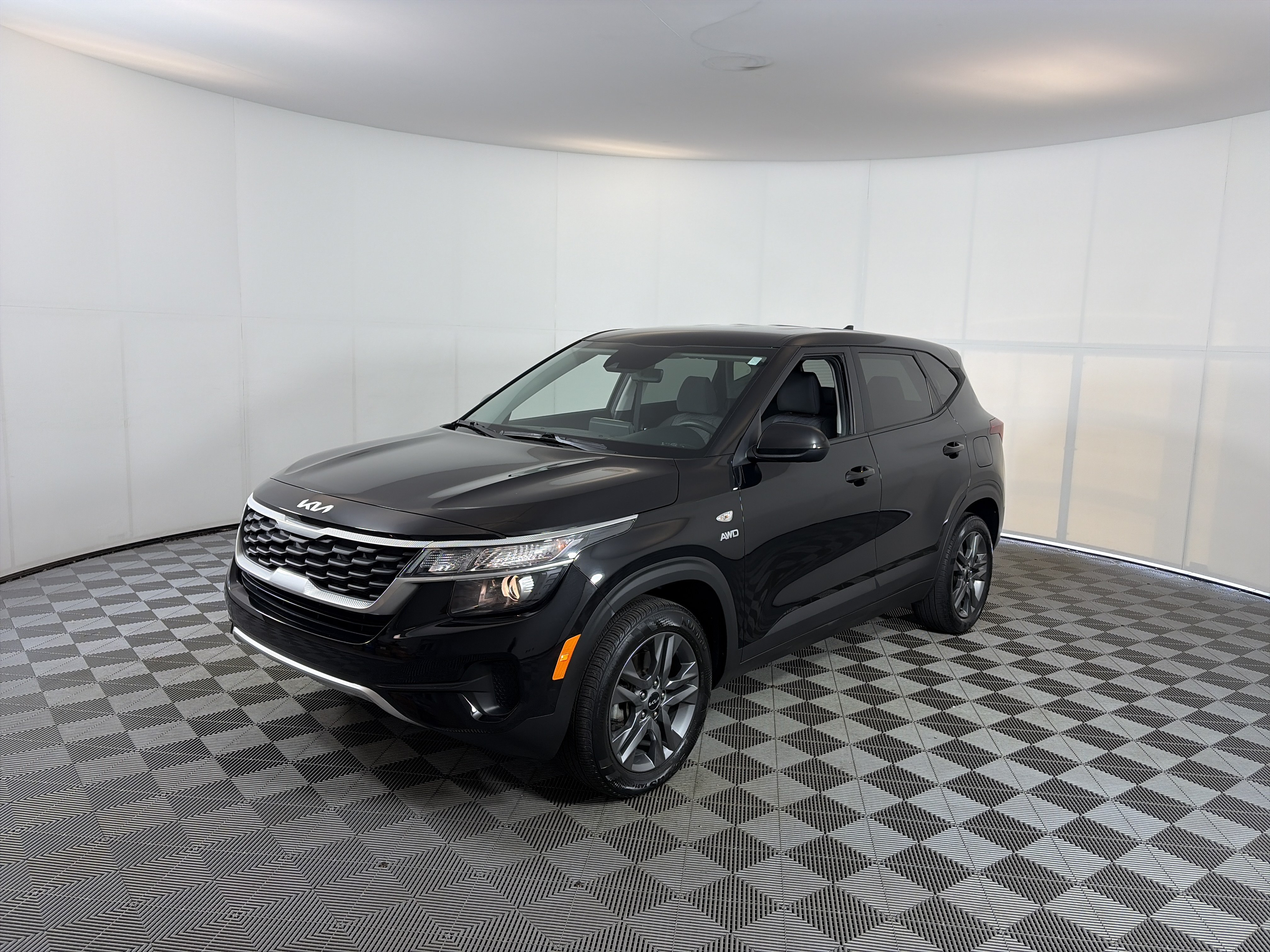 Used 2023 Kia Seltos LX AWD/4WD image 2