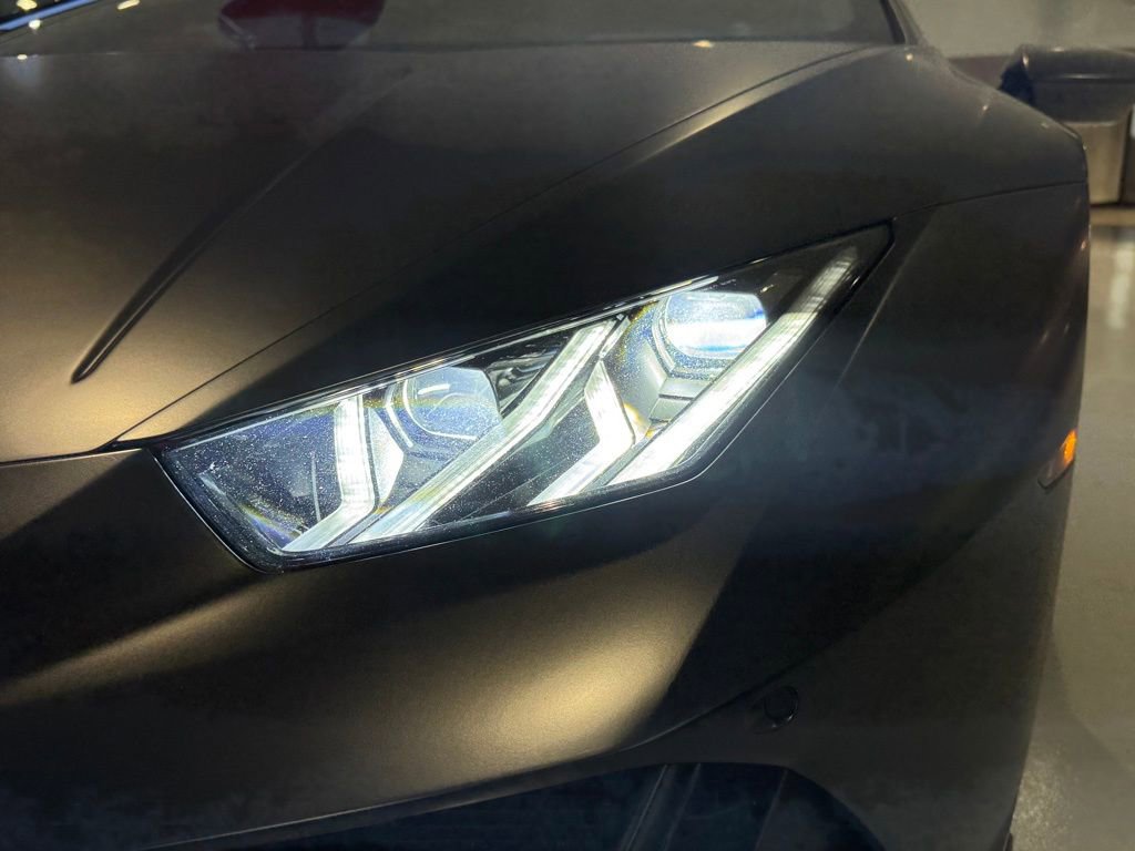 Used 2020 Lamborghini Huracan EVO image 16