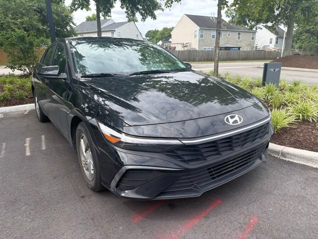 Used 2024 Hyundai Elantra SE FWD image 1