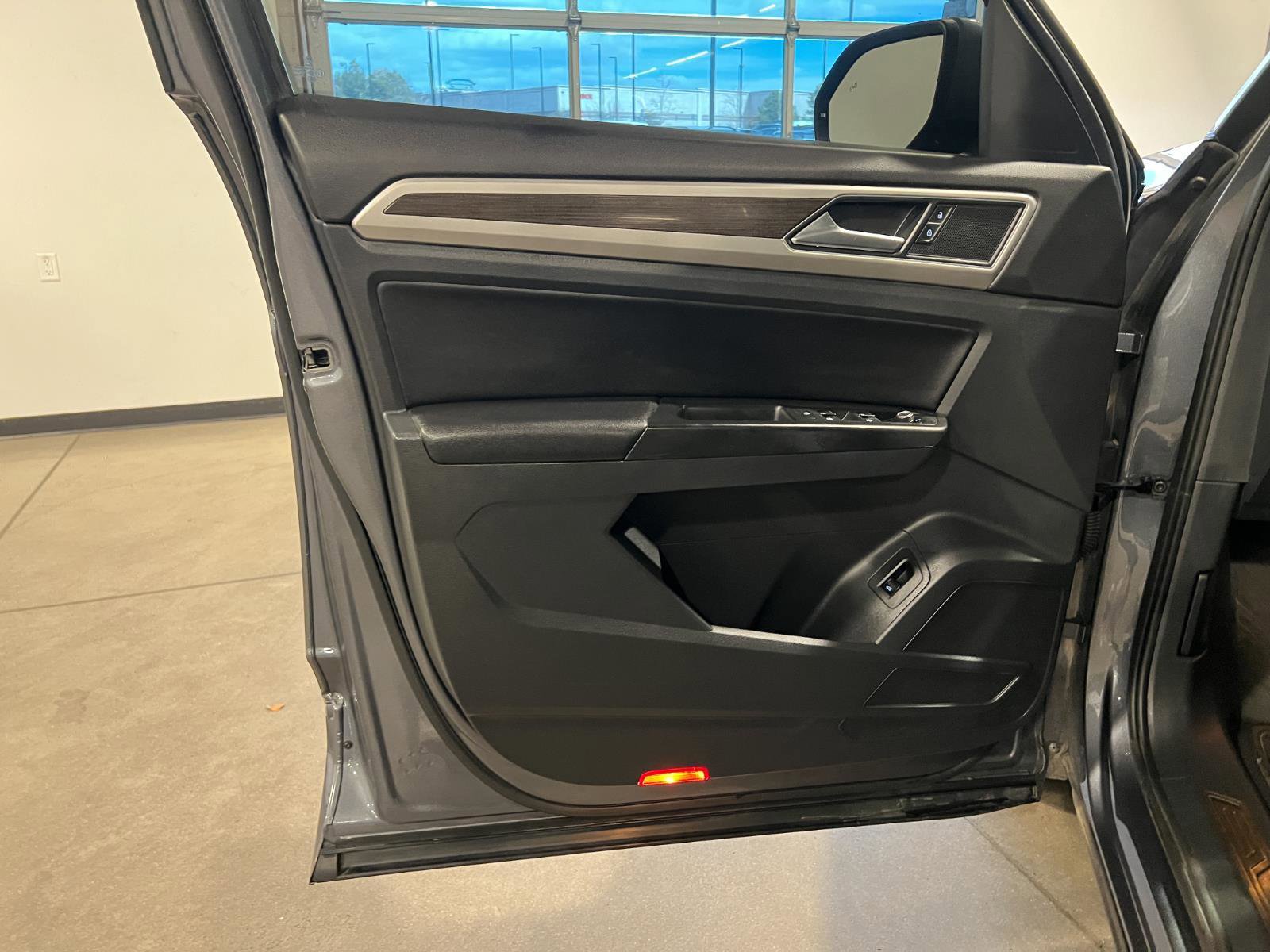 Used 2018 Volkswagen Atlas SEL w/ R-Line Package image 28