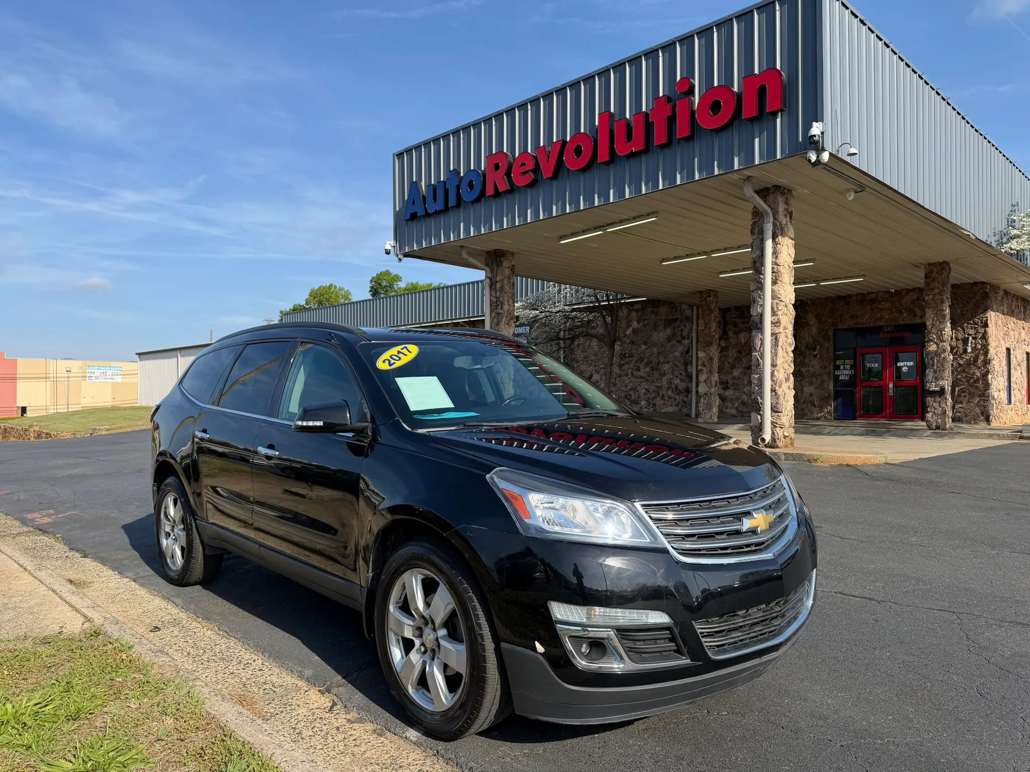 Used 2017 Chevrolet Traverse LT w/ Style and Technology Package FWD image 1