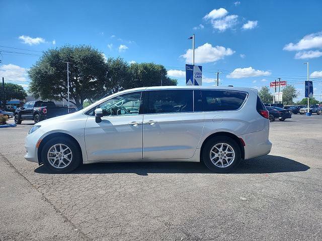Used 2023 Chrysler Voyager LX image 4