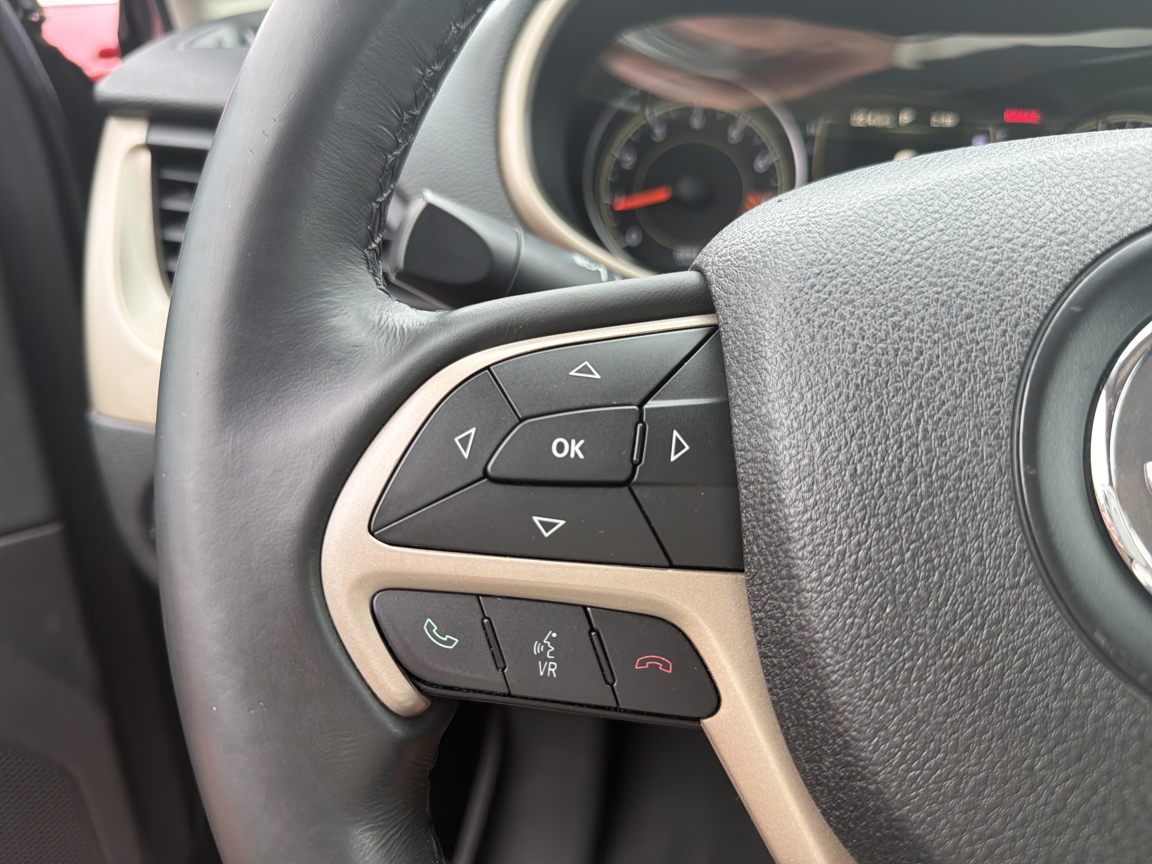 Used 2015 Jeep Cherokee Latitude w/ Comfort/Convenience Group AWD/4WD image 30