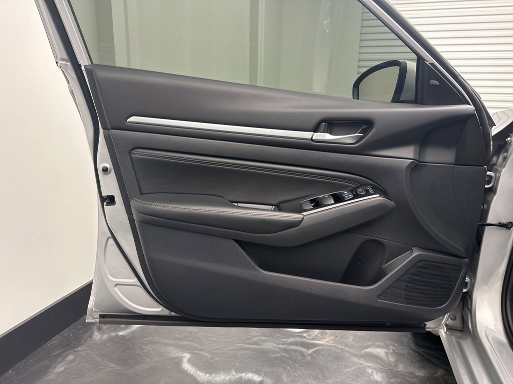 Used 2022 Nissan Altima 2.5 SV w/ SV Premium Package image 16