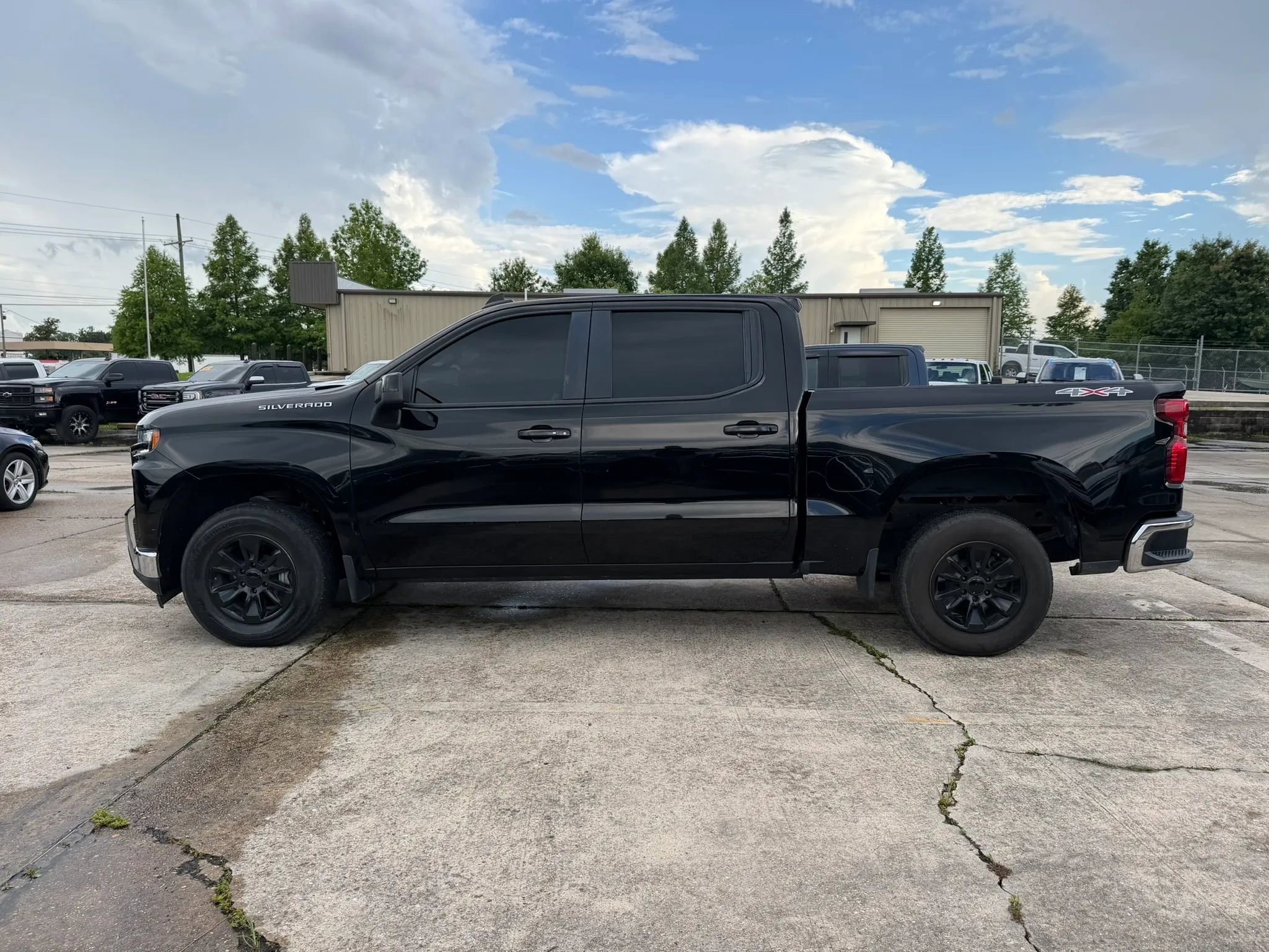 Used 2021 Chevrolet Silverado 1500 LT AWD/4WD image 2