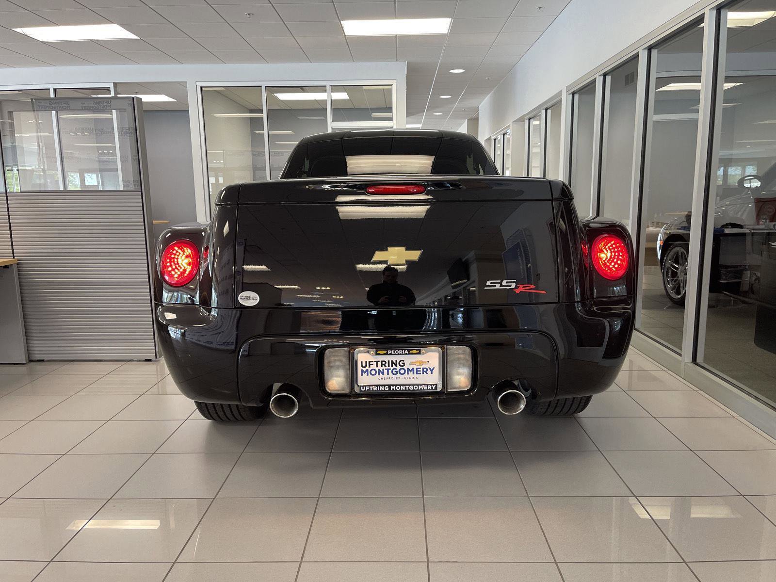 Used 2005 Chevrolet SSR w/ Preferred Equipment Group RWD image 3