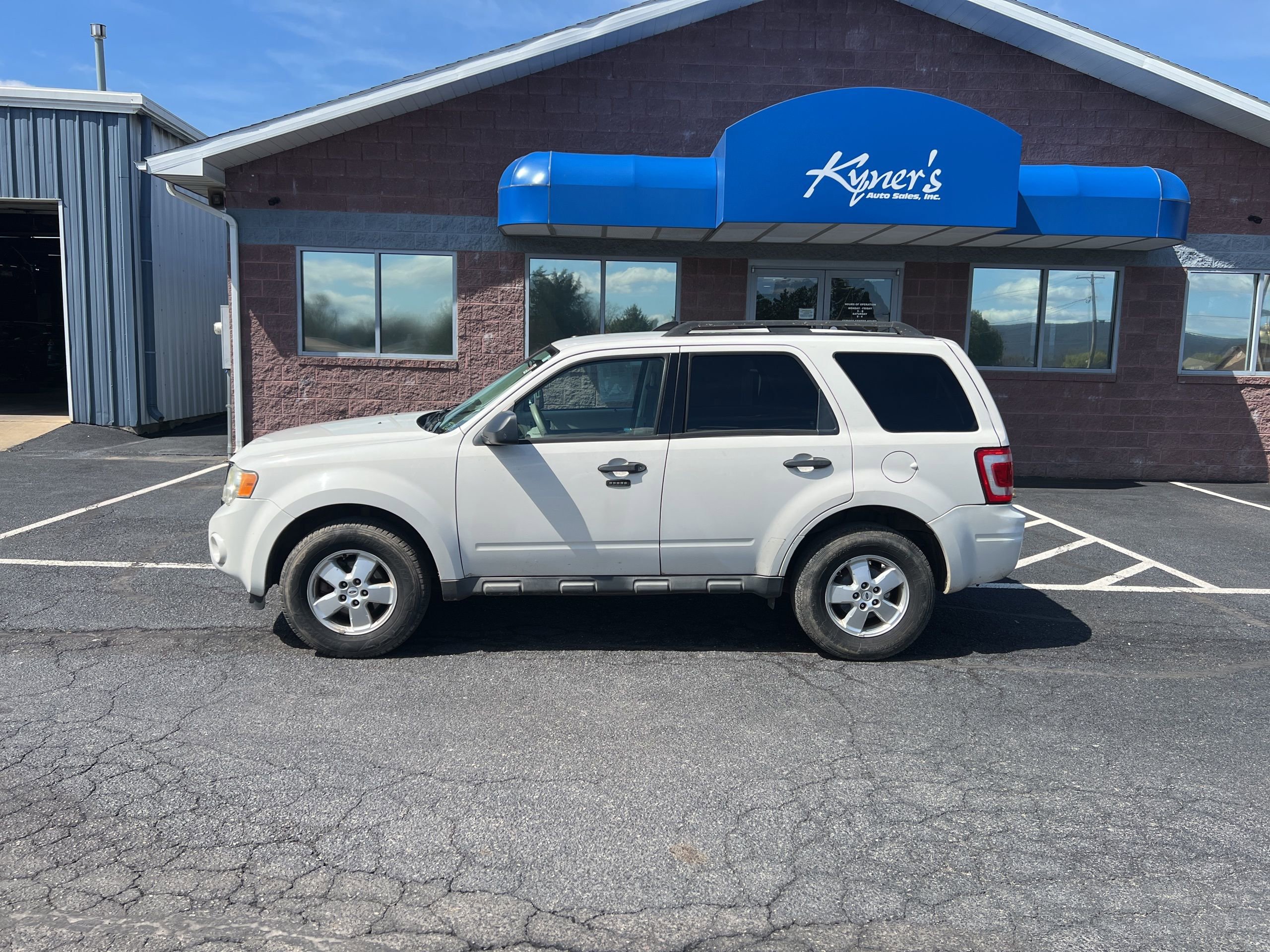 Used 2009 Ford Escape XLT image 2