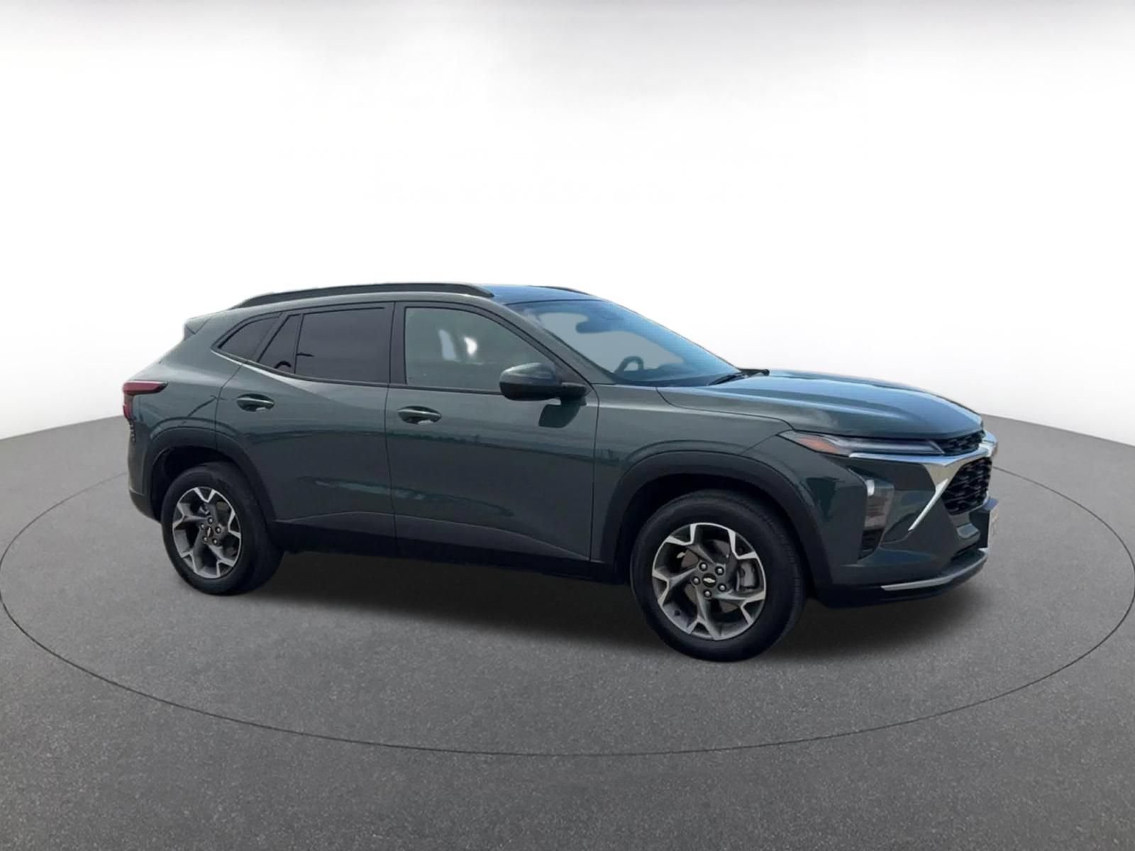 Used 2025 Chevrolet Trax LT FWD image 2