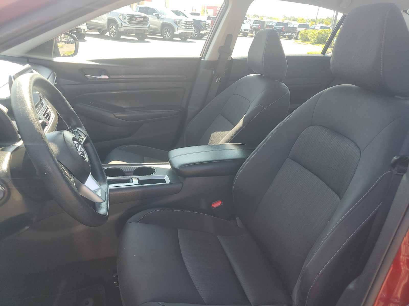 Used 2025 Nissan Altima 2.5 SV FWD image 13