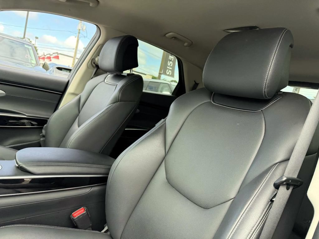 Certified 2025 Genesis GV70 2.5T AWD/4WD image 12