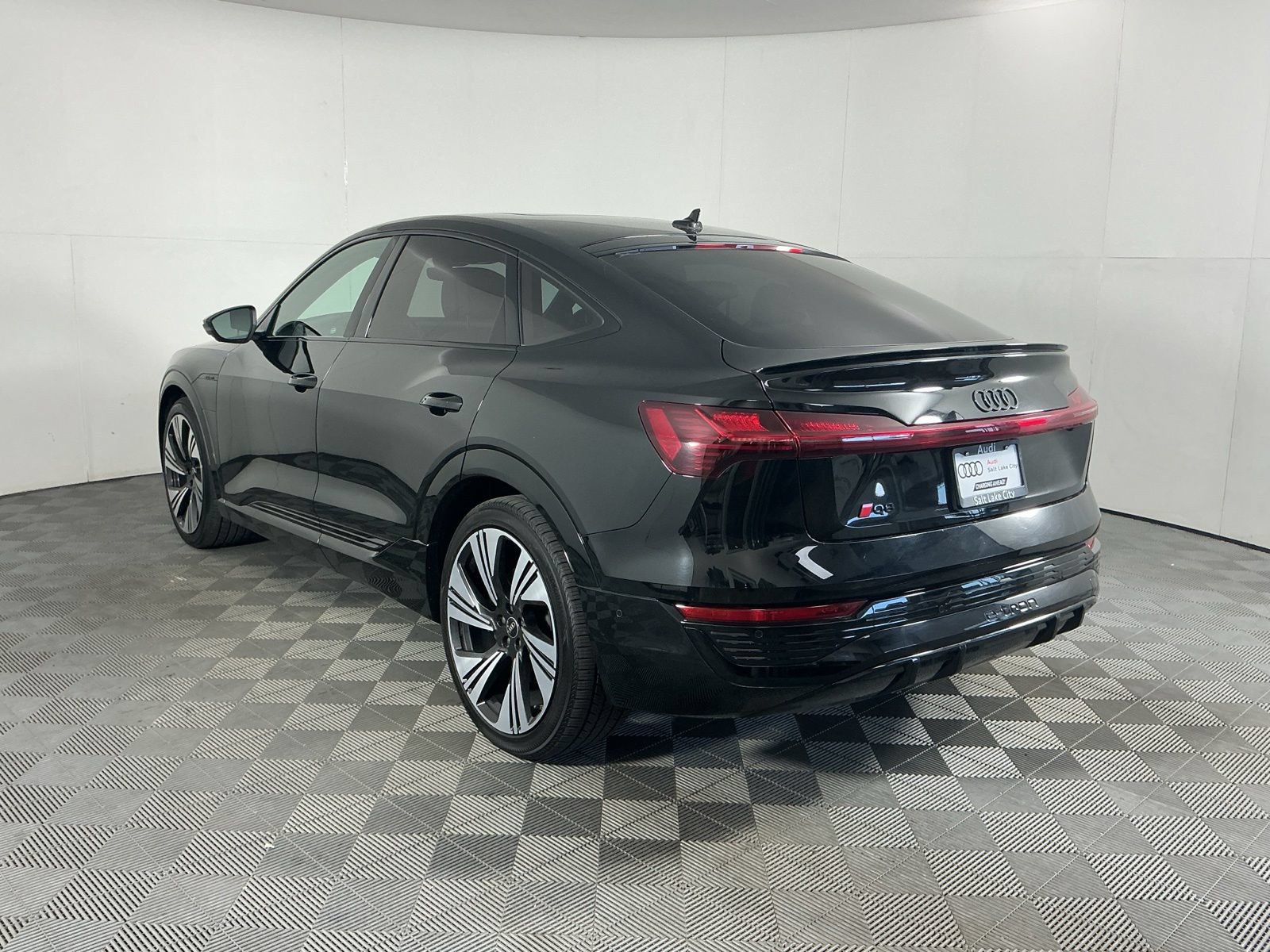Used 2024 Audi Q8 e-tron Prestige w/ Prestige Package AWD/4WD image 5