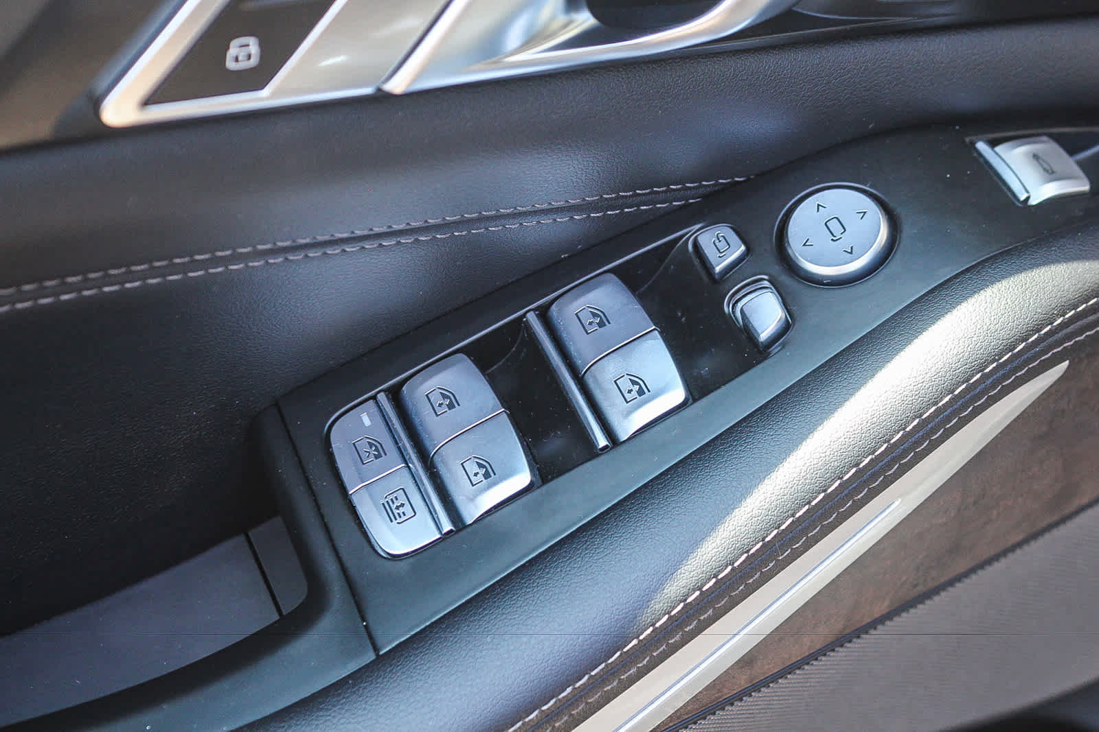 Used 2023 BMW X7 xDrive40i w/ M Sport Package AWD/4WD image 19