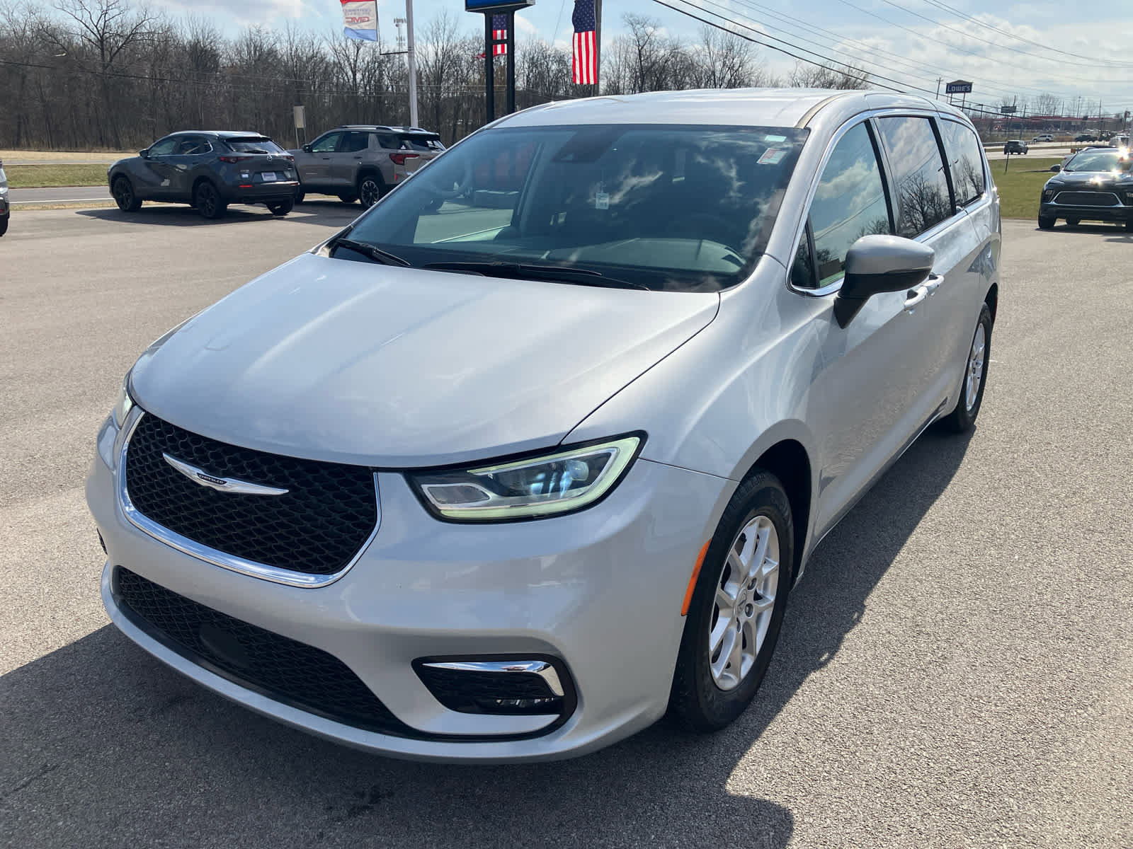 Used 2023 Chrysler Pacifica Touring-L image 3
