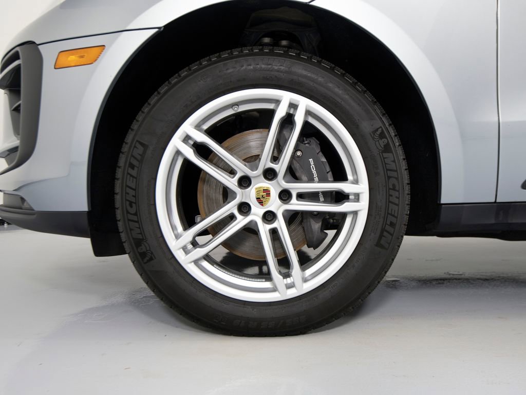 Certified 2025 Porsche Macan image 13