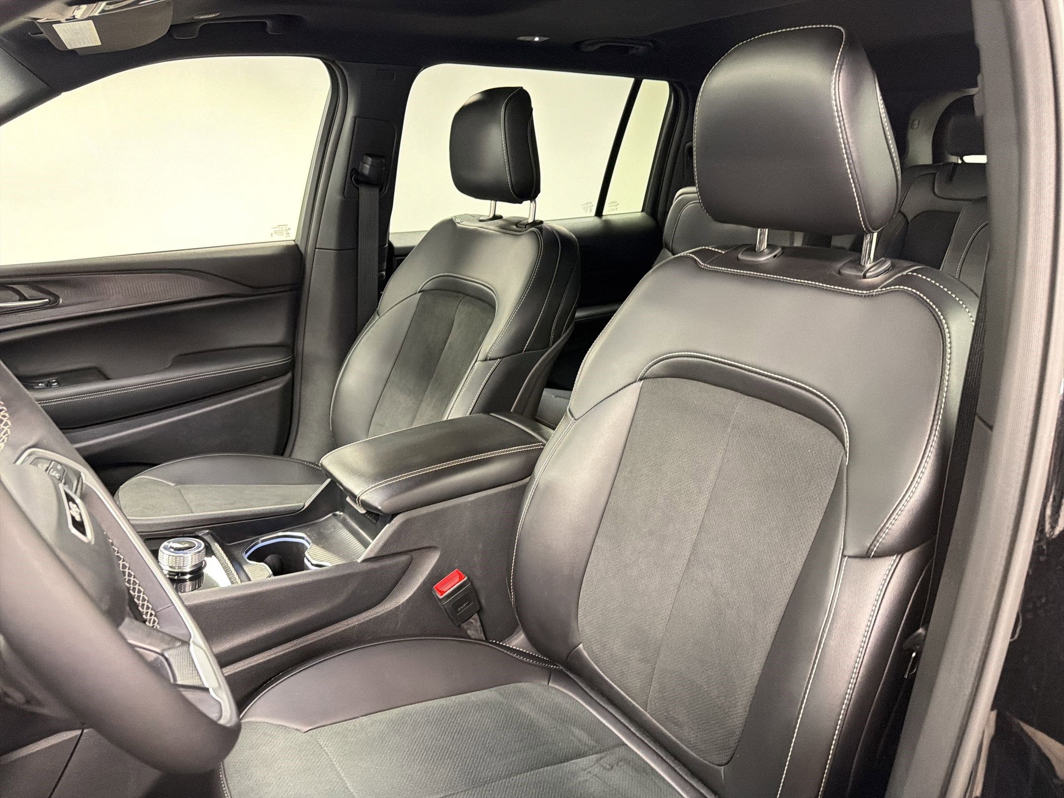 Used 2025 Jeep Grand Cherokee L Altitude image 23