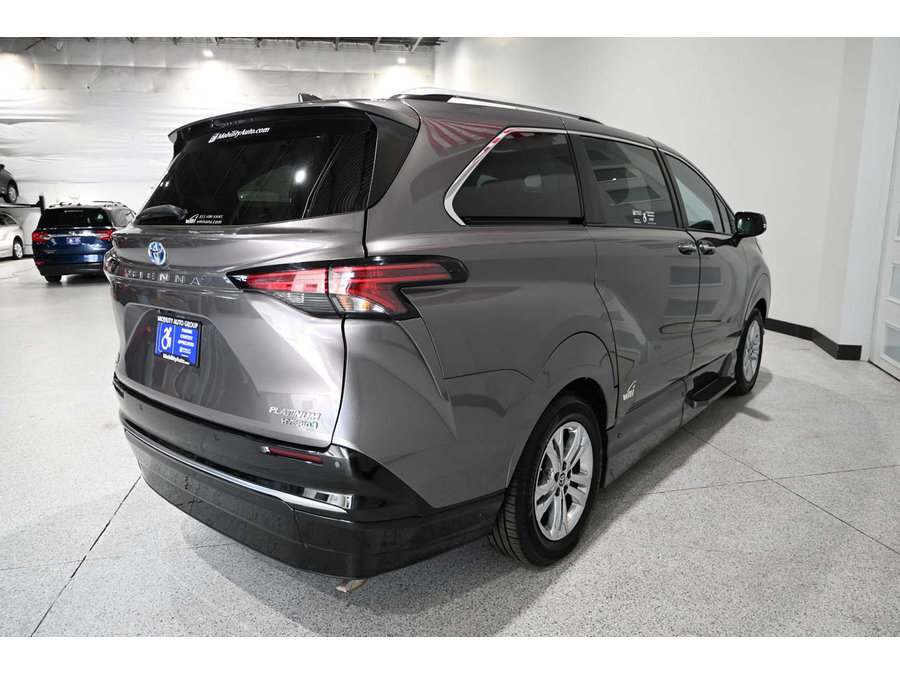 Used 2022 Toyota Sienna Platinum AWD/4WD image 6