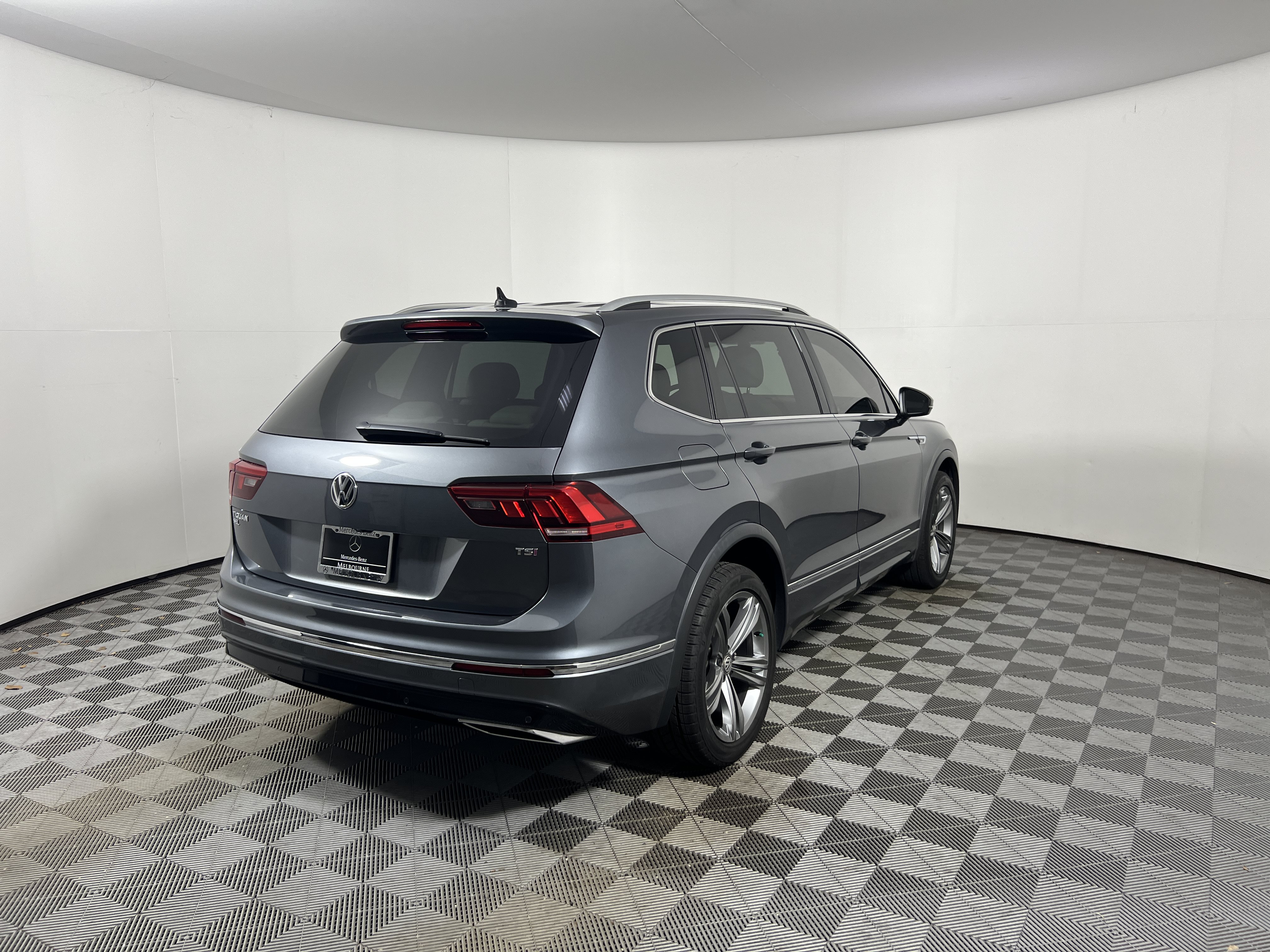 Used 2018 Volkswagen Tiguan SEL w/ R-Line Package FWD image 5