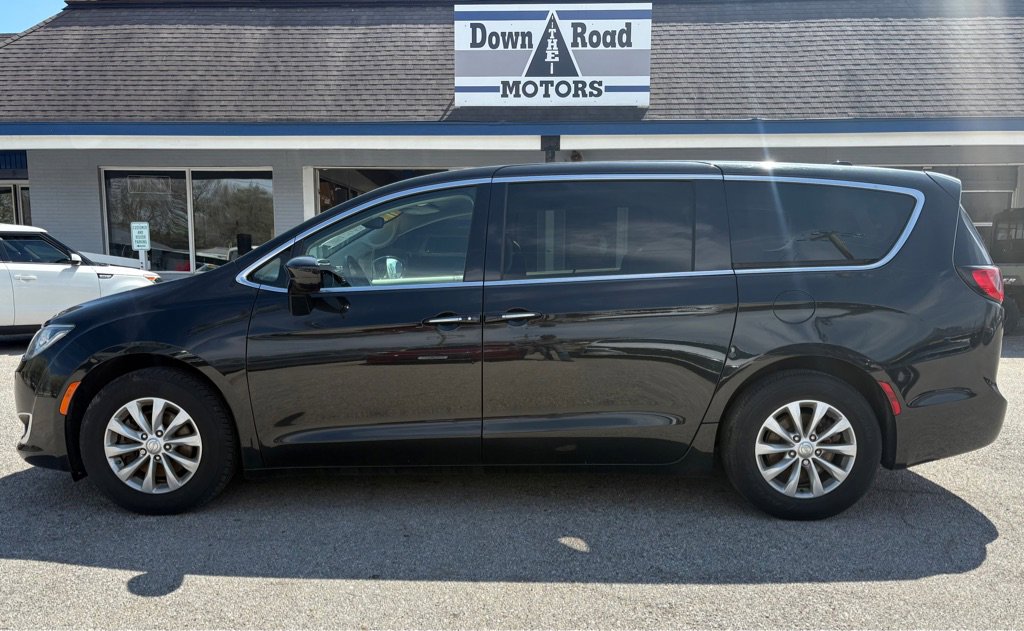 Used 2018 Chrysler Pacifica Touring Plus image 2