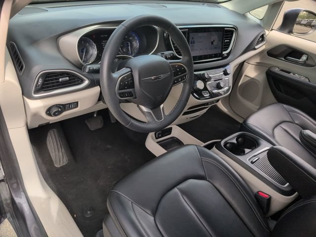 Used 2023 Chrysler Pacifica Touring-L FWD image 10