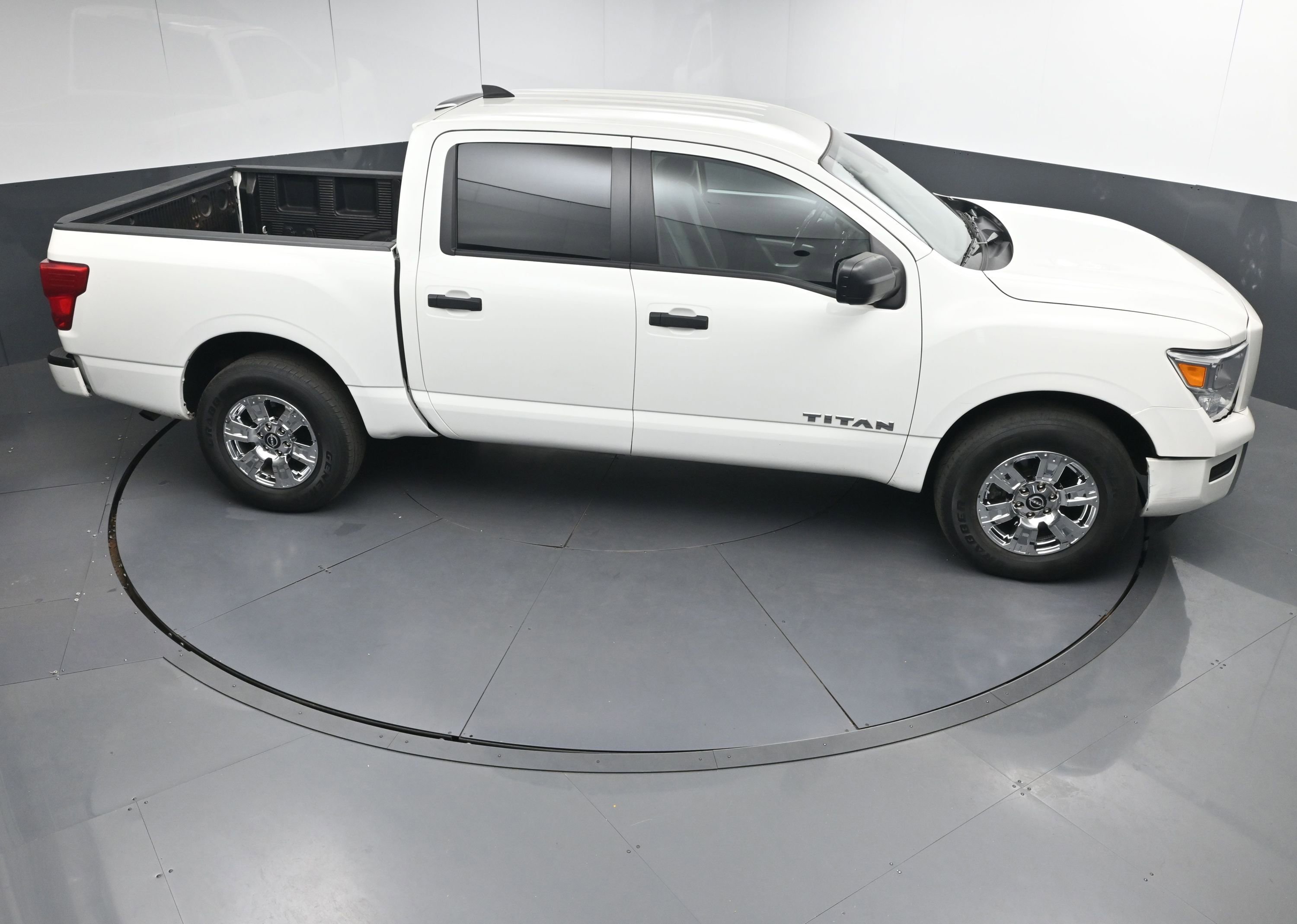 Used 2024 Nissan Titan SV w/ Accessory Utility Package image 33