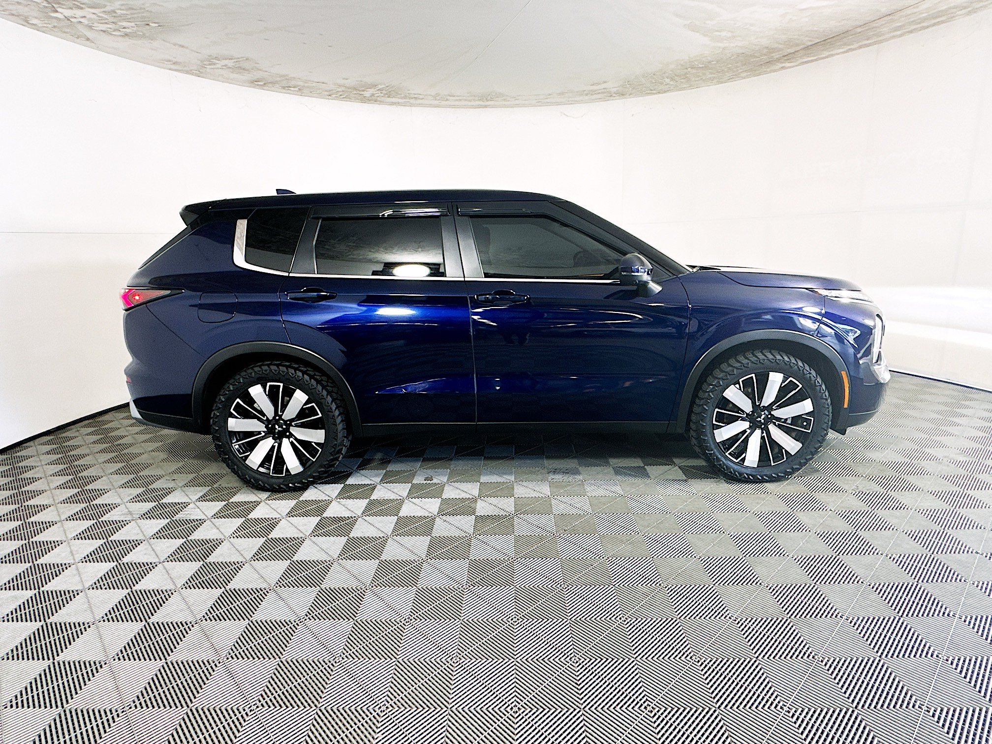Used 2025 Mitsubishi Outlander SE AWD/4WD image 2