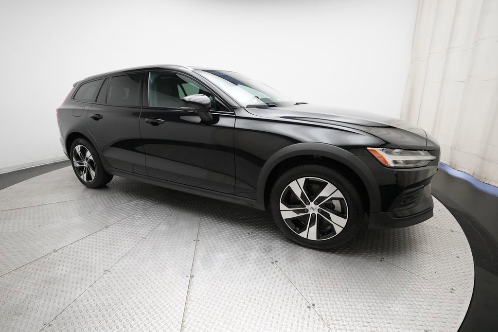 Used 2025 Volvo V60 B5 Cross Country Plus image 37