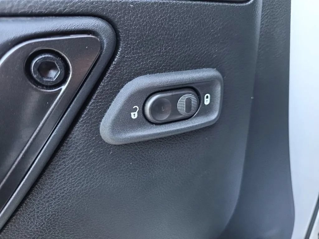 Used 2017 Jeep Wrangler Unlimited Sahara AWD/4WD image 12