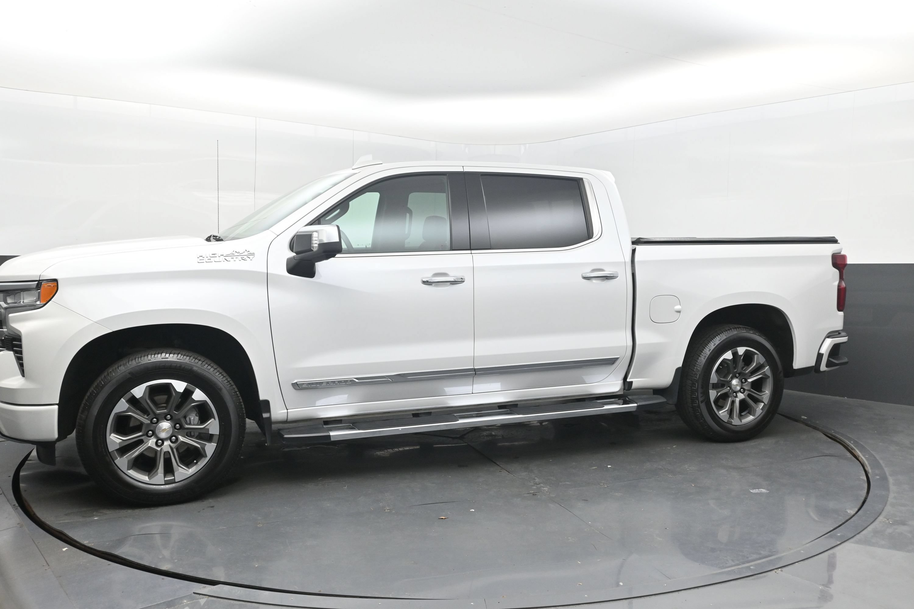Used 2024 Chevrolet Silverado 1500 High Country w/ Z71 Off-Road Package AWD/4WD image 5