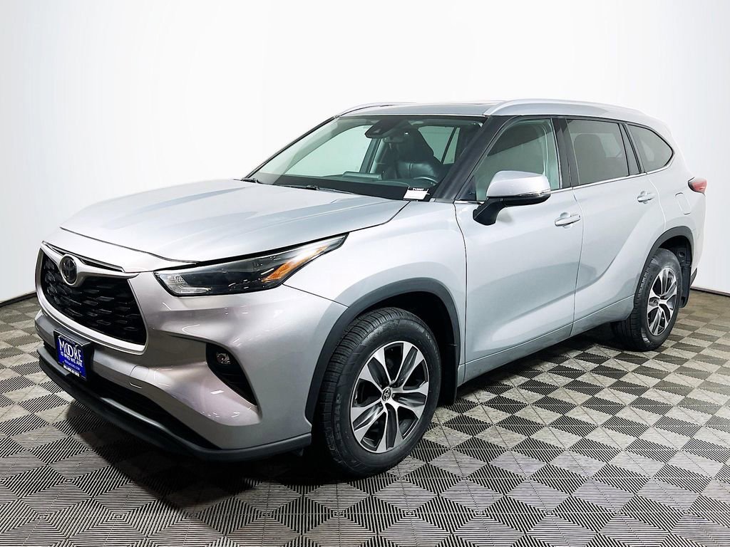 Used 2022 Toyota Highlander XLE AWD/4WD image 4