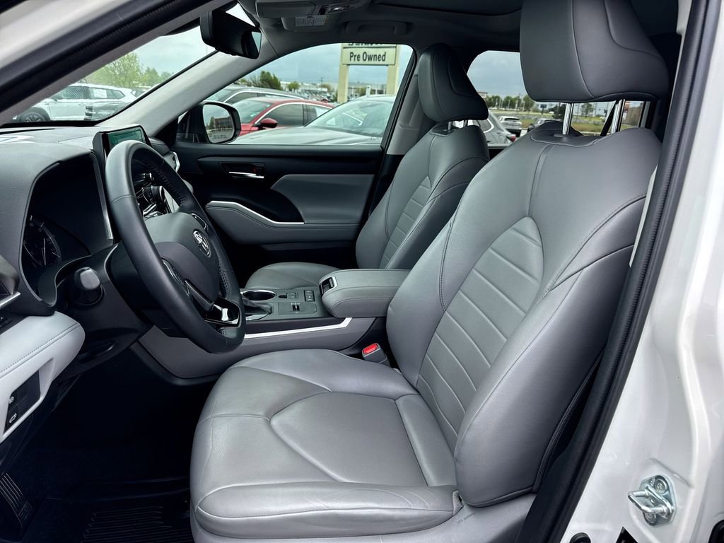 Used 2021 Toyota Highlander XLE FWD image 11