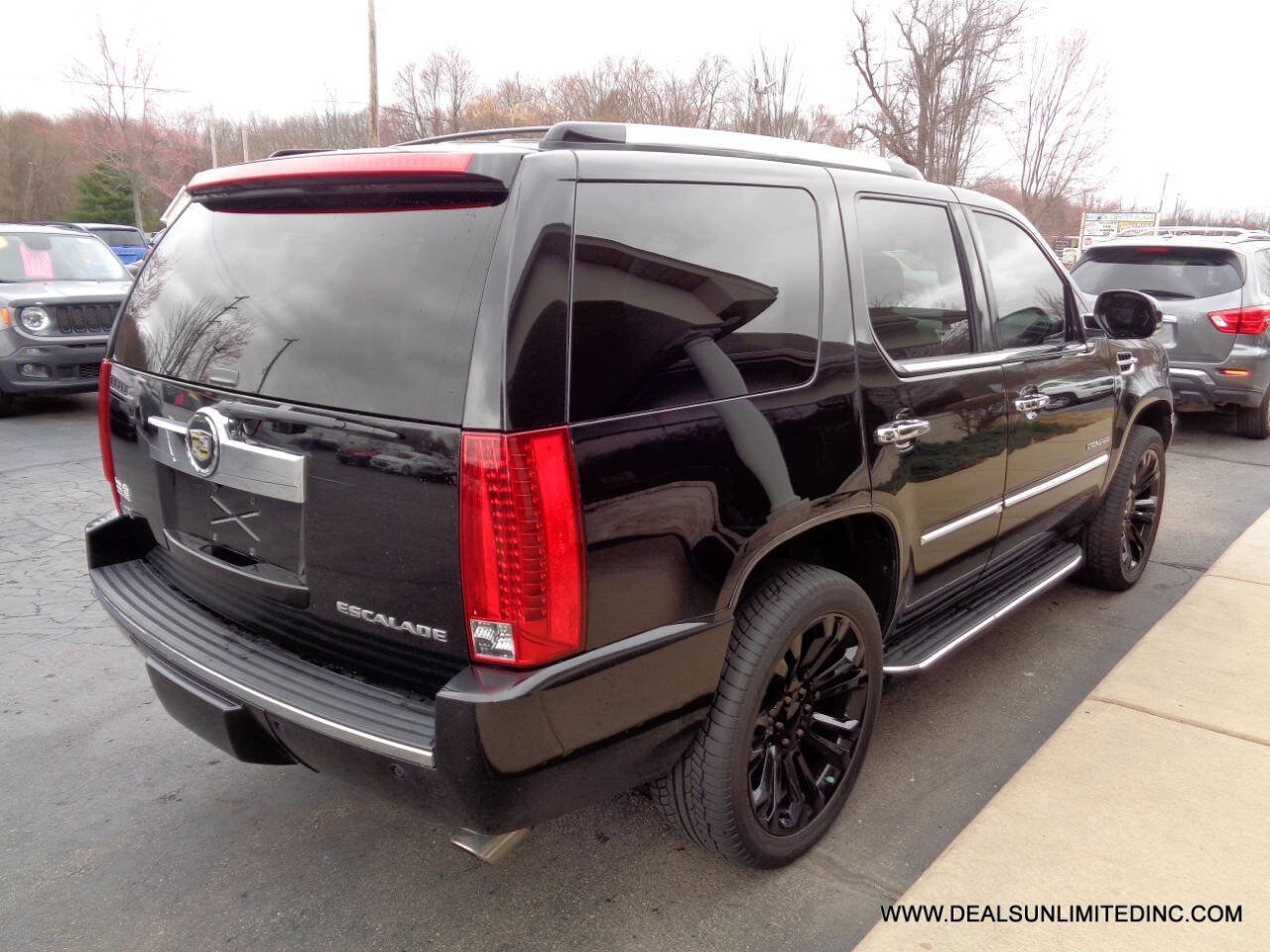 Used 2012 Cadillac Escalade Luxury image 3