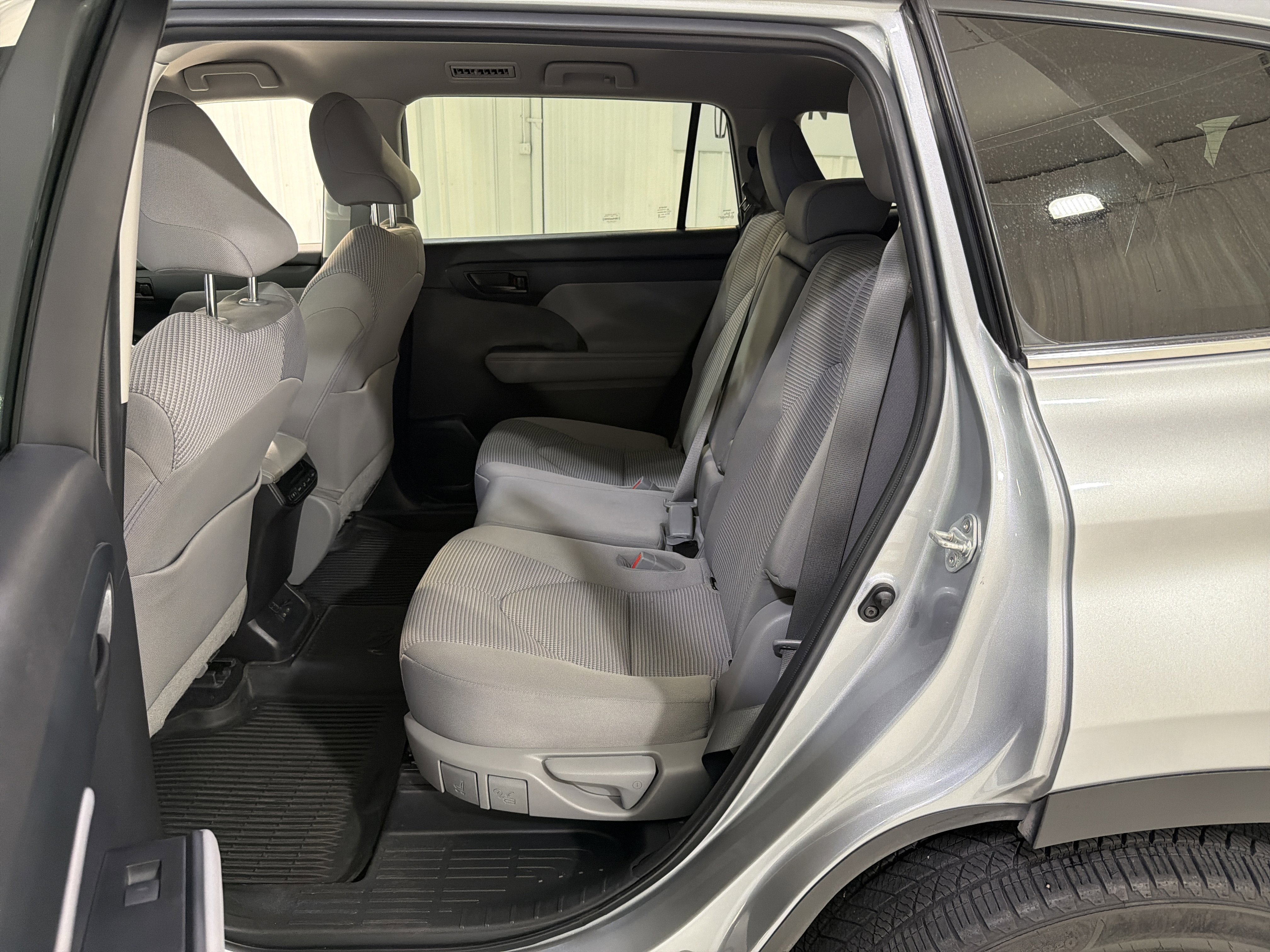 Used 2022 Toyota Highlander L FWD image 11
