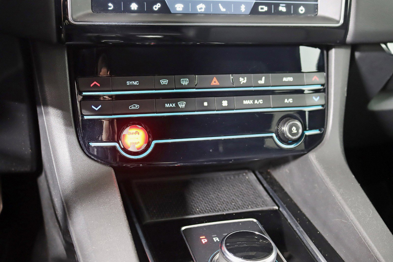 Used 2019 Jaguar F-PACE Premium image 22