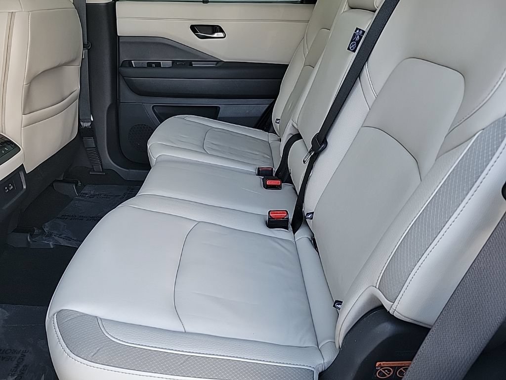 Used 2023 Nissan Pathfinder SL AWD/4WD image 17