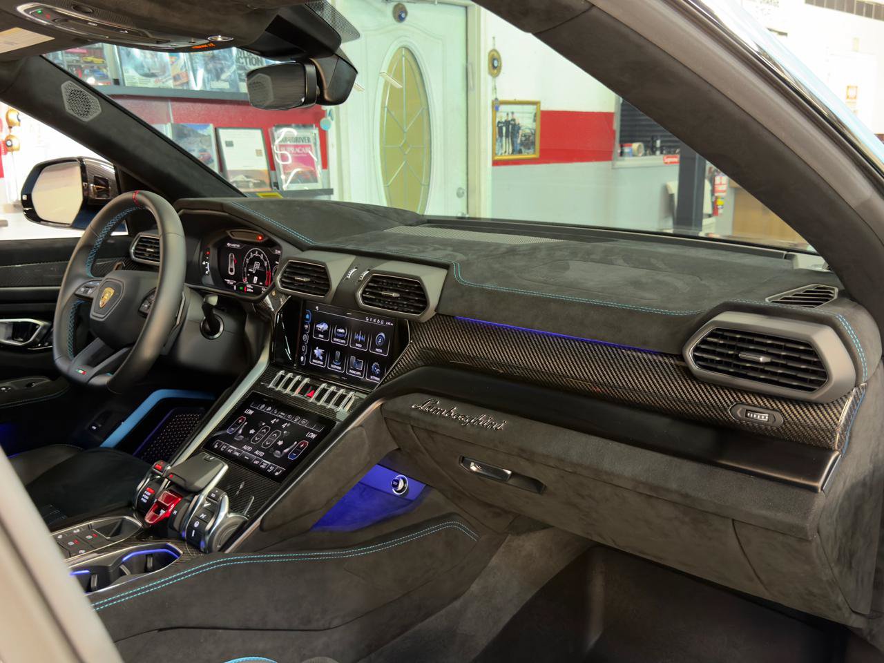 Used 2024 Lamborghini Urus Performante AWD/4WD image 30