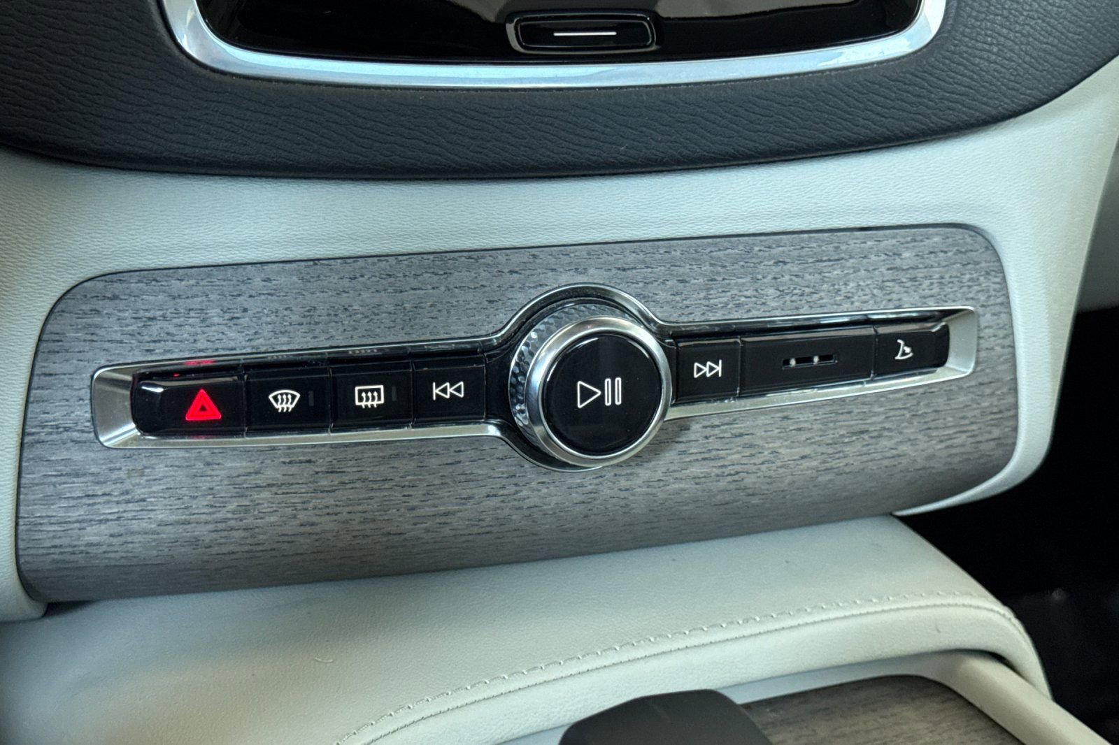 Certified 2024 Volvo XC90 T8 Plus w/ Protection Package Premier image 25