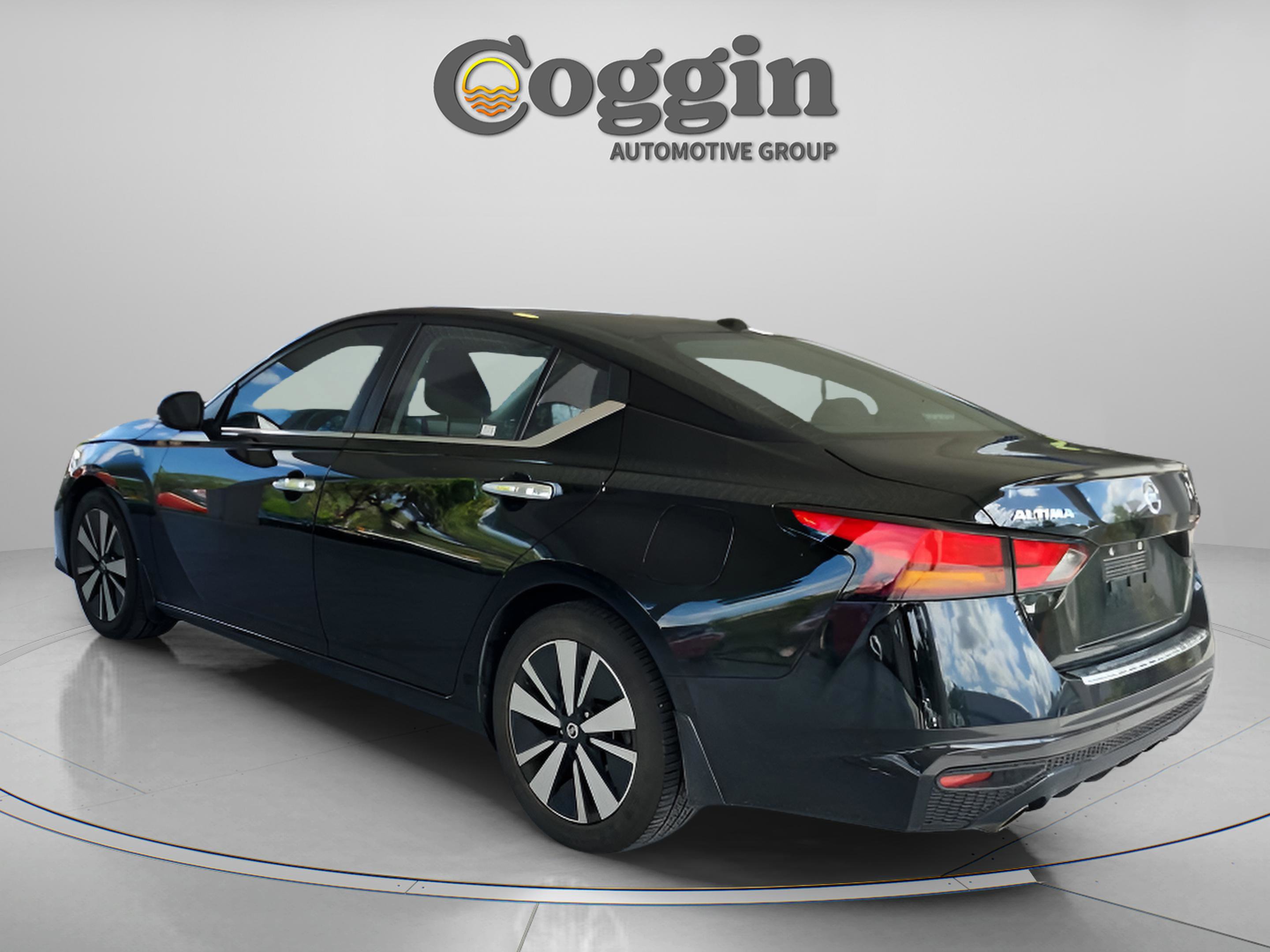 Used 2022 Nissan Altima 2.5 SV w/ SV Premium Package FWD image 3