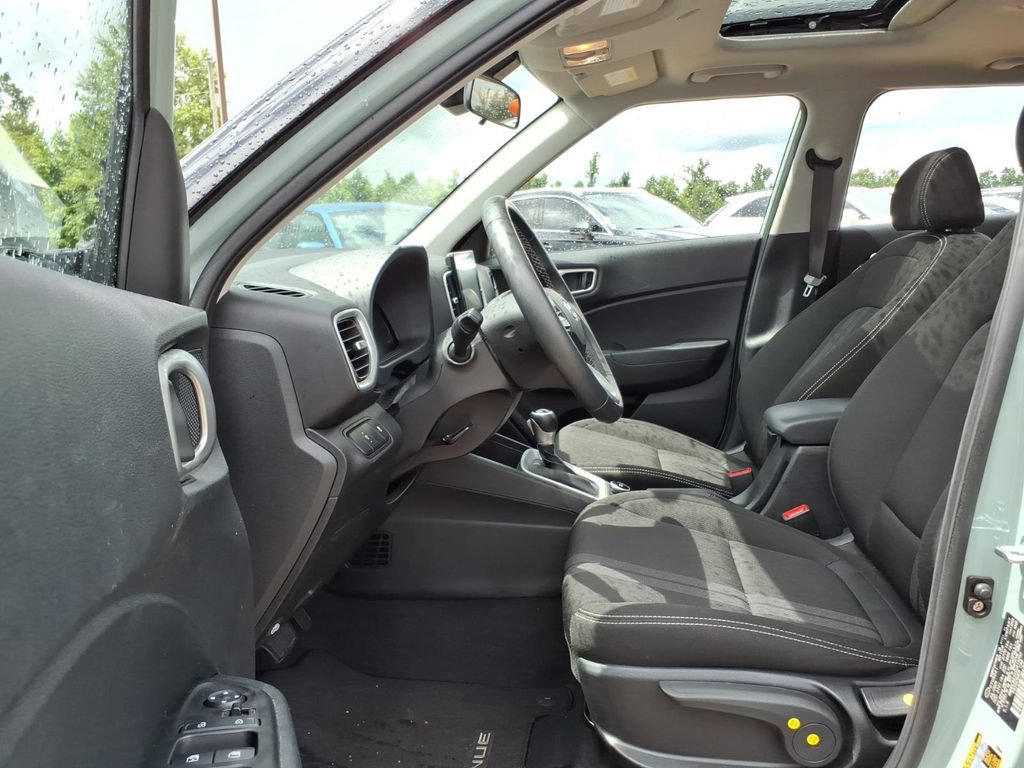 Used 2025 Hyundai Venue SEL FWD image 16